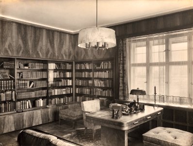 Zuckerraffinerie Fr. Meyers Sohn, Tangermünde. Direktorwohnhaus Direktorwohnhaus Herrenimmer, Schreibtisch und Bücherregal