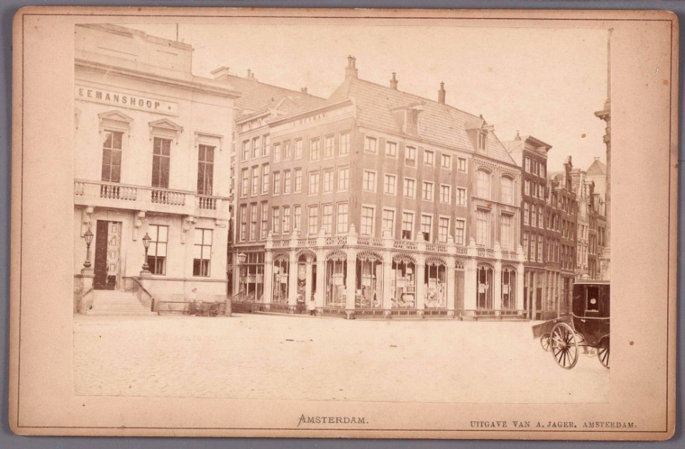 Zuidzijde van de Dam gezien naar de ingang van de Kalverstraat met links op de hoek gebouw Zeemanshoop, Dam 10 Rechts 010005001231