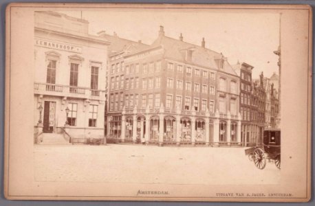 Zuidzijde van de Dam gezien naar de ingang van de Kalverstraat met links op de hoek gebouw Zeemanshoop, Dam 10 Rechts 010005001231