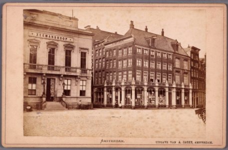 Zuidzijde van de Dam gezien naar de ingang van de Kalverstraat met links op de hoek gebouw Zeemanshoop, Dam 10 Rechts 010005001232