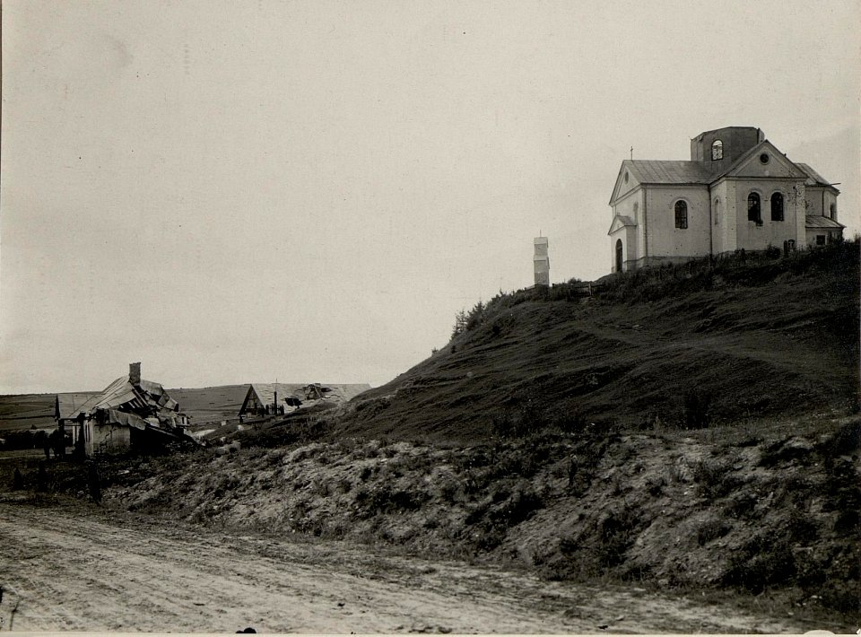 Zwei zerschossene Häuser und Kirche vor einer russischen Hauptstellung an der Zlota Lipa Chiemirzince, aufgenommen am 20.8.1916