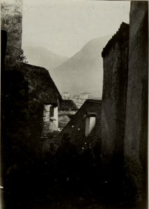 Zum Isonzo führendes Gässchen in Tolmein. Aufgenommen während der Beschießung durch schwere Artillerie. (BildID 15465992)