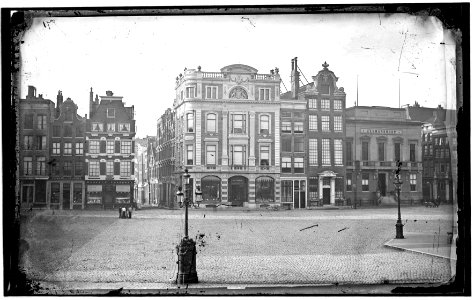 Zuidzijde van de Dam gezien naar de ingang van de in 1875 verbrede Beurssteeg, met links de panden Vijgendam 2-6 (v.r.n.l.) en rechts de panden Dam 10-16 (v.r.n.l.)