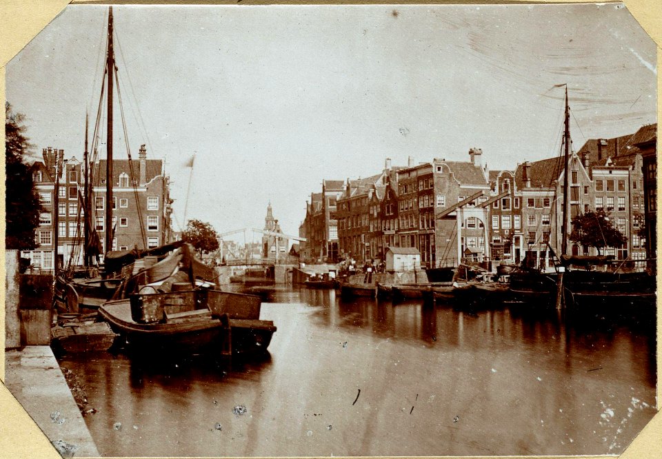 Zwanenburgwal gezien in noordelijke richting vanaf Brug 229 Rechts de Houtgracht later Waterlooplein en op de achterg 010094000570