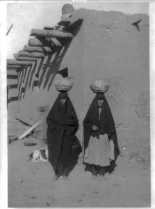 Zuni Indian women carrying water pots on heads LCCN2016649405