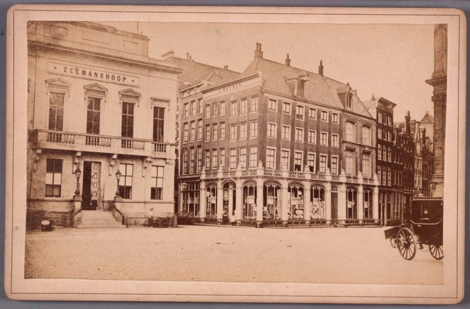 Zuidzijde van de Dam gezien naar de ingang van de Kalverstraat met links op de hoek gebouw Zeemanshoop, Dam 10 Rechts 010005001233