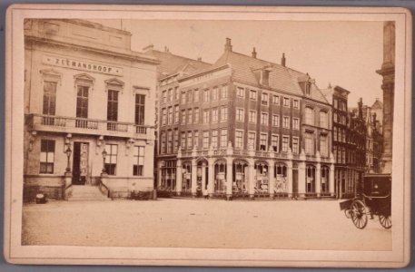 Zuidzijde van de Dam gezien naar de ingang van de Kalverstraat met links op de hoek gebouw Zeemanshoop, Dam 10 Rechts 010005001233