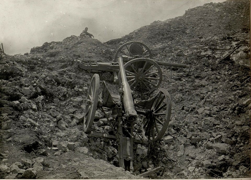 Zwei eroberte italienische Kanonen auf dem Monte Maggio. Aufgenommen am 22. Mai 1916. (BildID 15534189)