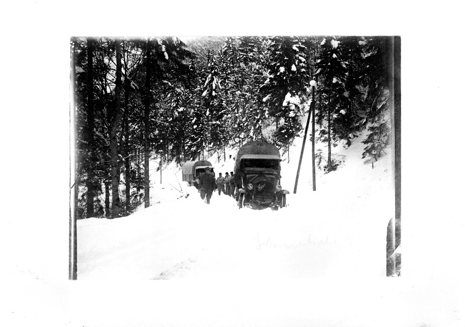 Zwei Lastwagen auf einer verschneiten Strasse - CH-BAR - 3241610