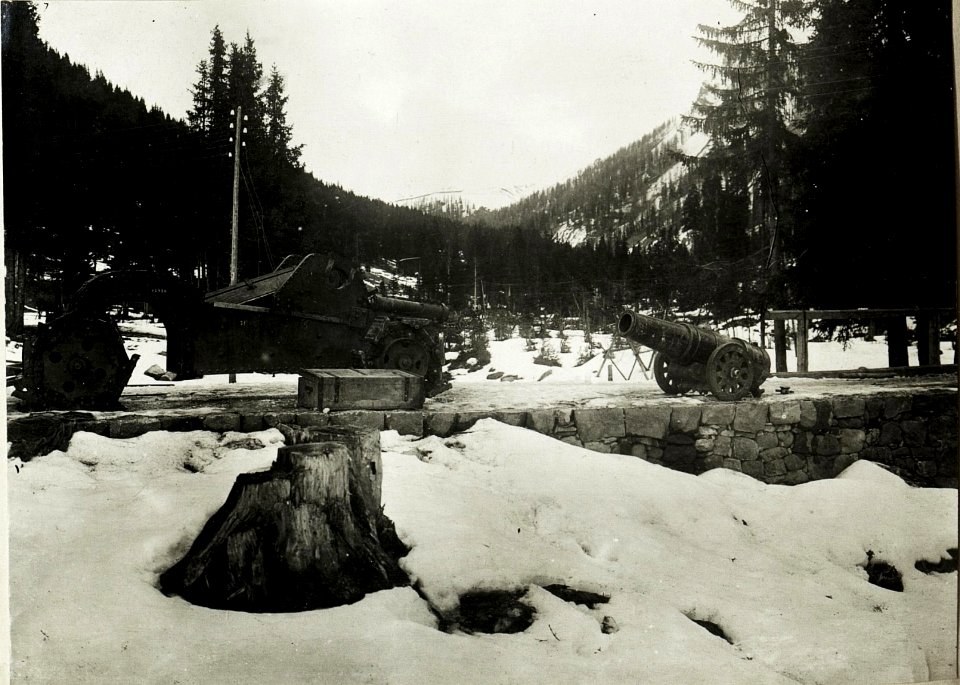 Zurückgelassener italienischer 21 cm Mörser am Eingang in das Val Casoni. (BildID 15429307)