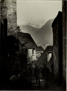 Zum Isonzo führendes Gässchen in Tolmein. Aufgenommen während der Beschießung durch Schwere Artillerie. (BildID 15465999)