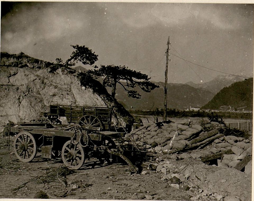 Zurückgelassener itl.Train am Tagliamento bei Tolmezzo. (BildID 15508158)