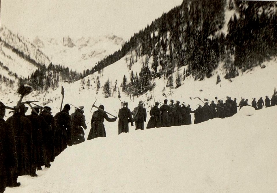 Zur Brennerhütte, Blick nach Süden Kote 1320. Russische Kriegsgefangene, Arbeiter marschieren zum Schneeschaufeln. (BildID 15471821)