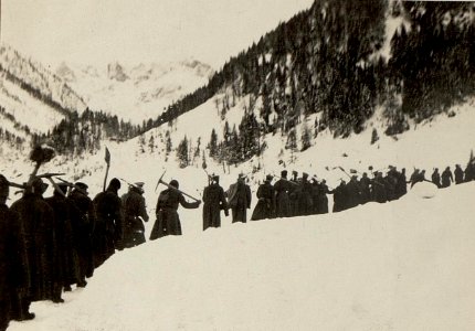 Zur Brennerhütte, Blick nach Süden Kote 1320. Russische Kriegsgefangene, Arbeiter marschieren zum Schneeschaufeln. (BildID 15471821)