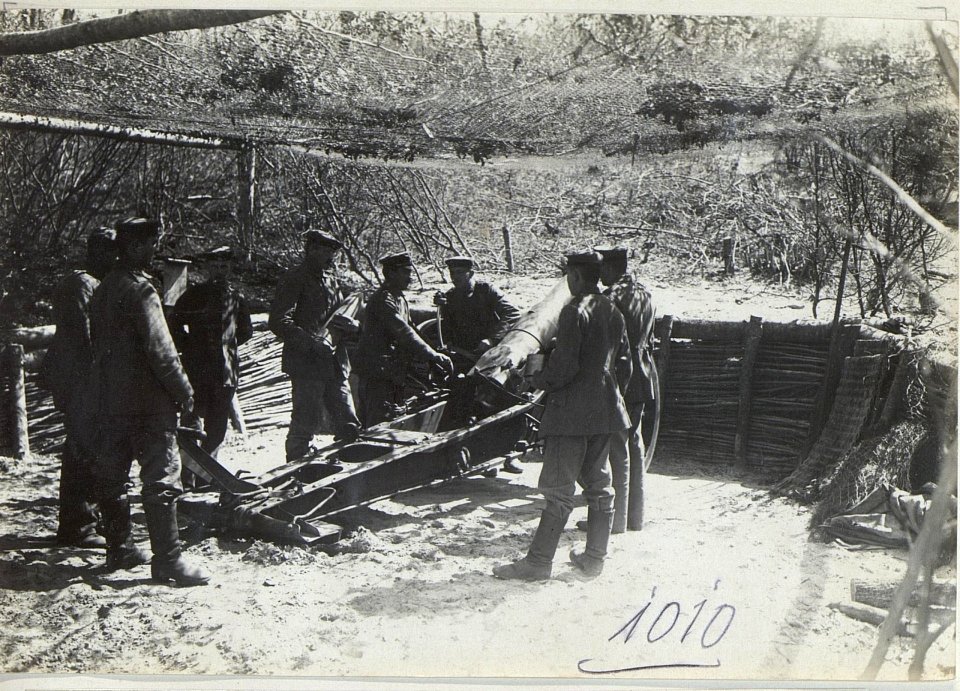 Zur Maskierung mit Drahtnetz überspannte deutsche schwere 15 cm Haubitzen beim ottom.Korps. (BildID 15728014)