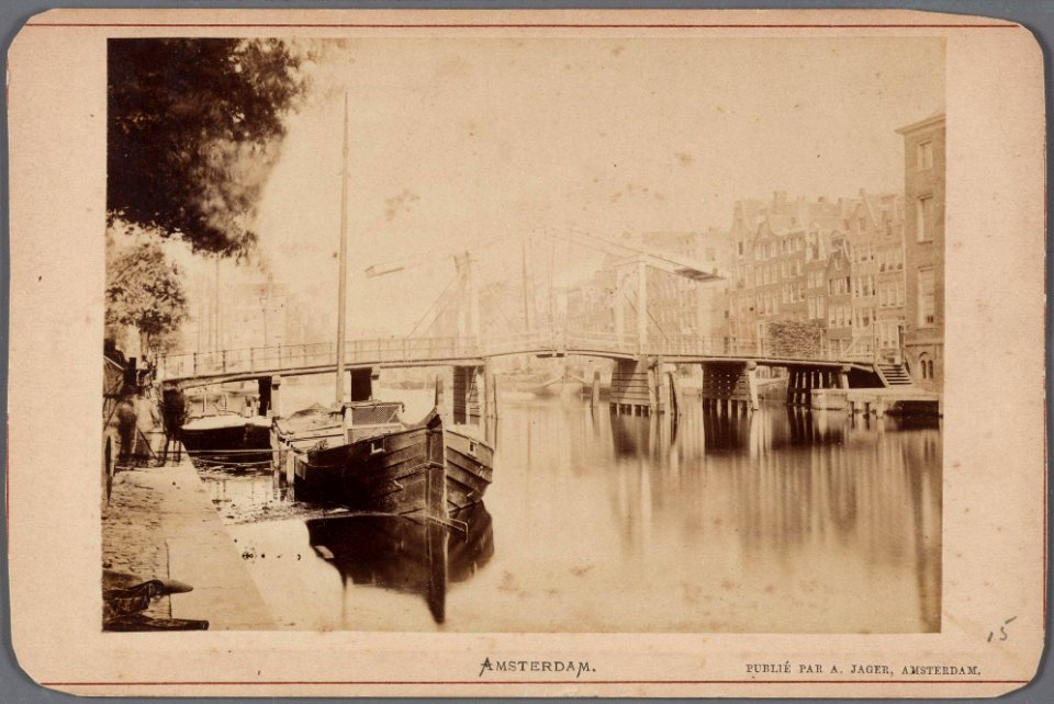 Zwanenburgwal gezien vanaf de Amstel in noordelijke richting met Brug 229 De dubbele houten ophaalbrug is in 1879 ver 010005000524