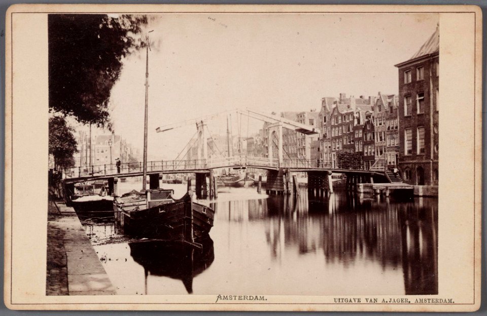 Zwanenburgwal gezien vanaf de Amstel in noordelijke richting met Brug 229 De dubbele houten ophaalbrug is in 1879 ver 010005000525