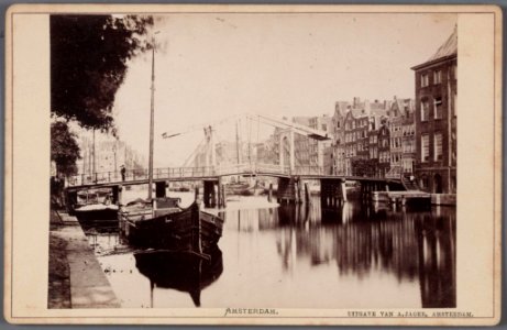 Zwanenburgwal gezien vanaf de Amstel in noordelijke richting met Brug 229 De dubbele houten ophaalbrug is in 1879 ver 010005000525