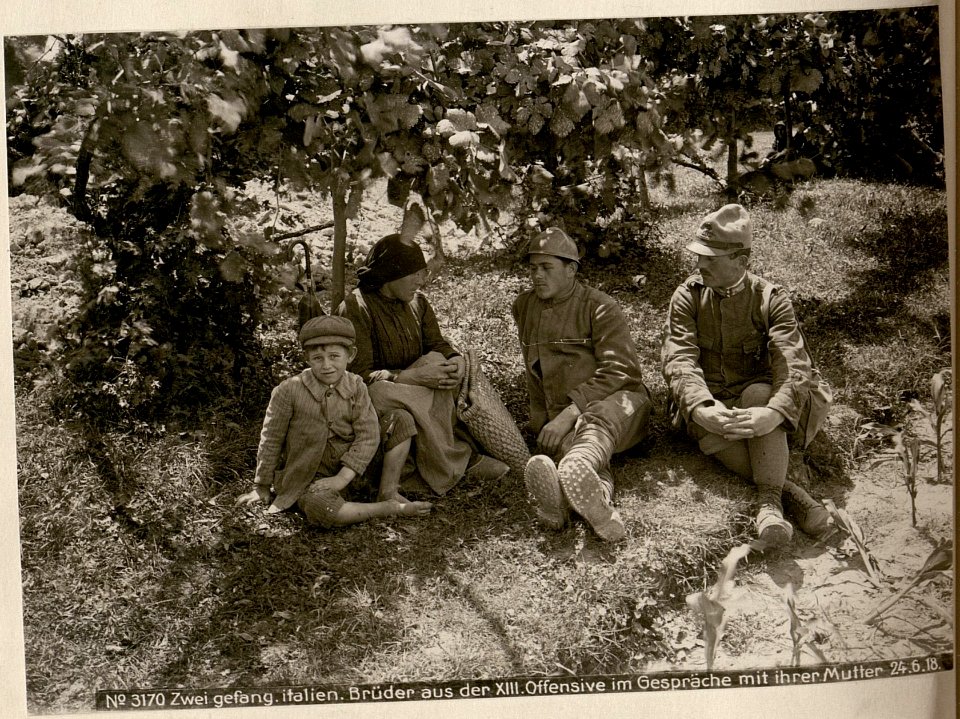 Zwei gefang.italien.Brüder aus der XIII.Offensive im Gespräche mit ihrer Mutter 24.6.18. (BildID 15619576)