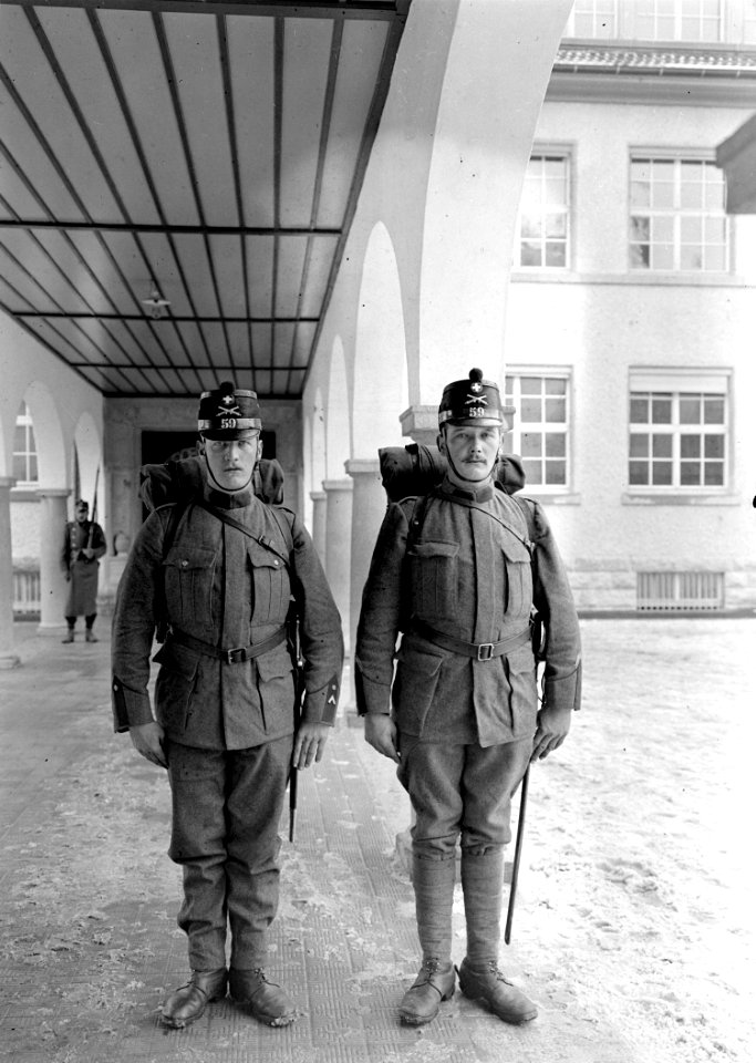 Zwei Artilleristen mit Rucksack von vorn - CH-BAR - 3240168