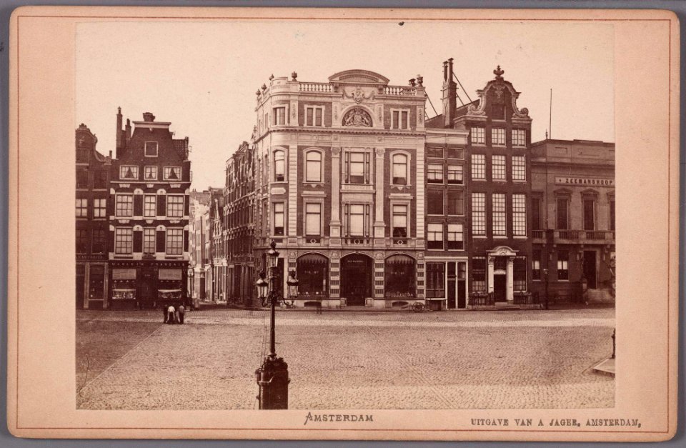 Zuidzijde van de Dam gezien naar de ingang van de in 1875 verbrede Beurssteeg, met links de panden Vijgendam 2-4 vrnl en 010005001230