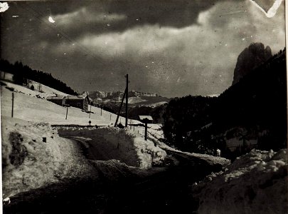 ^Km 21,1 bahnaufwärts Straße nach St. Christina. (BildID 15574920)