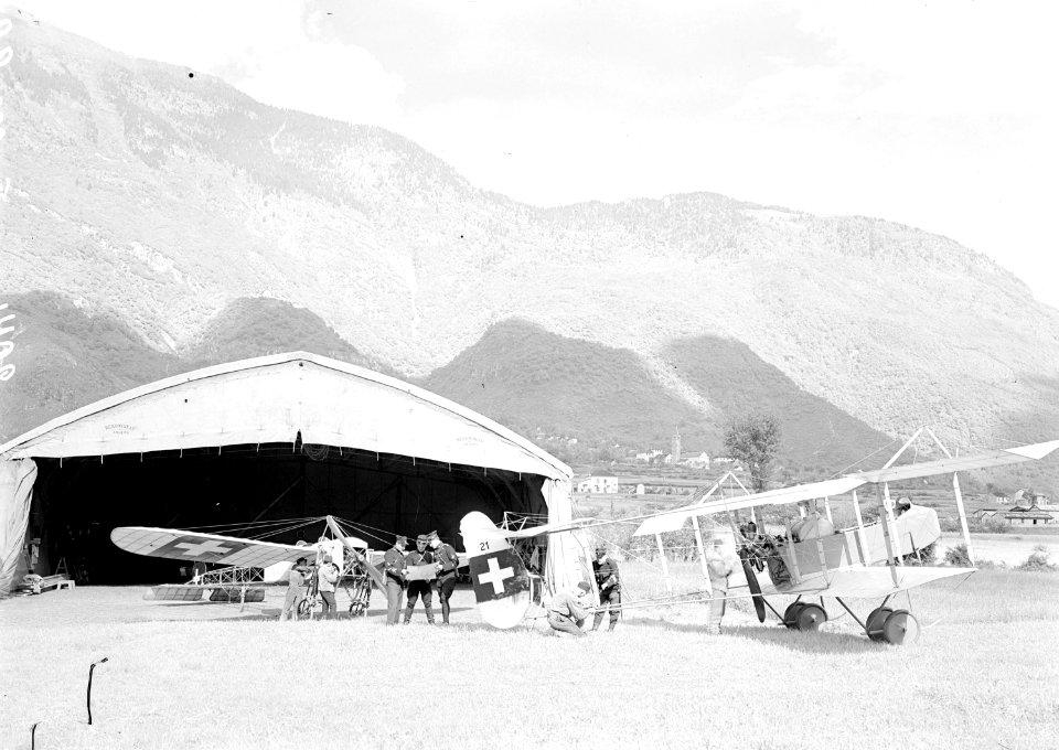 Zwei verschiedene Flugzeugtypen vor dem Hangar - CH-BAR - 3238582