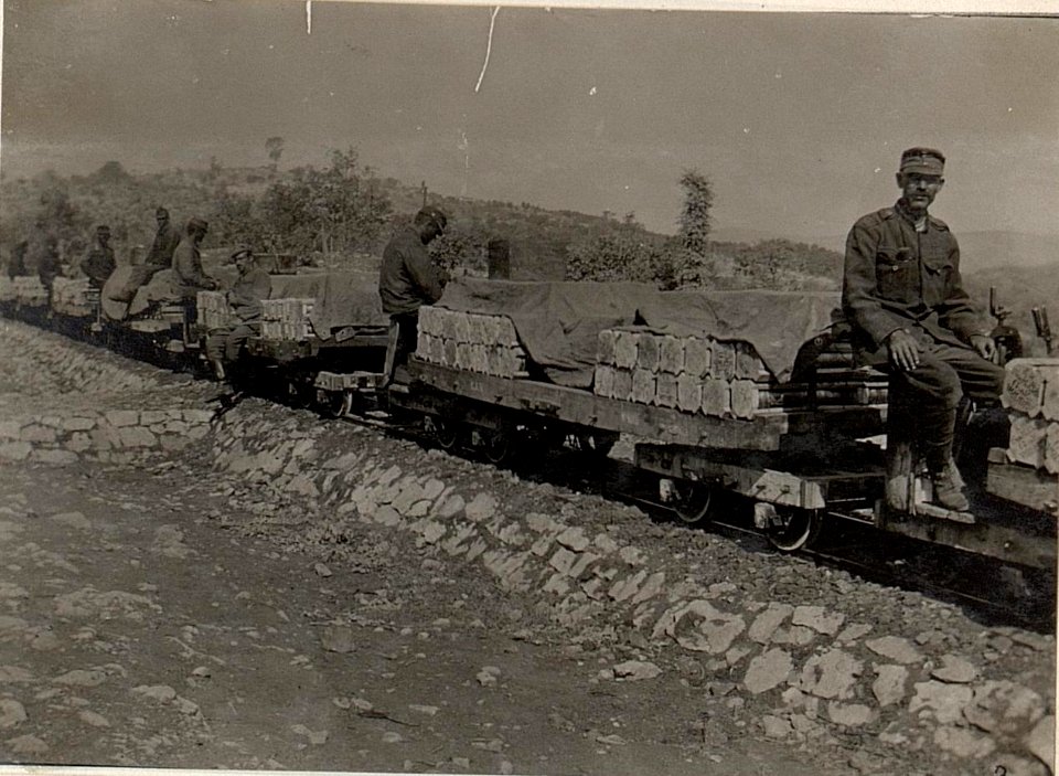 Zufuhr der Munition an die Front mittels Feldbahn, Berje.24.8.17. (BildID 15599471)