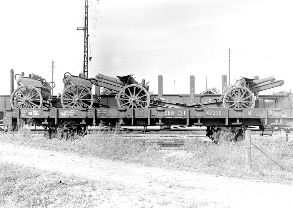 Zwei auf einem Eisenbahnwagen verladene 15cm Haubitzen - CH-BAR - 3239640