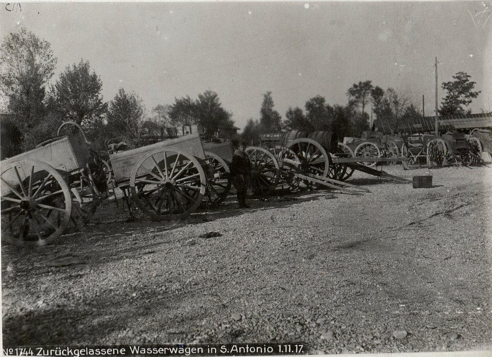 Zurückgelassene Wasserwagen in S.Antonio 1.11.17. (BildID 15608635)