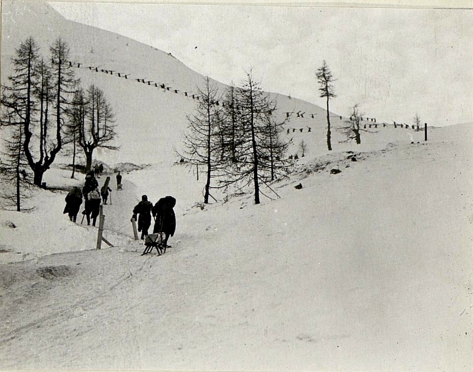 Zutragen von Proviant und Brettern auf den Pasubio (BildID 15625476)
