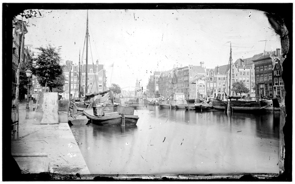 Zwanenburgwal gezien in noordelijke richting vanaf Brug 229 Rechts de Houtgracht later Waterlooplein en op de achterg B00000031413