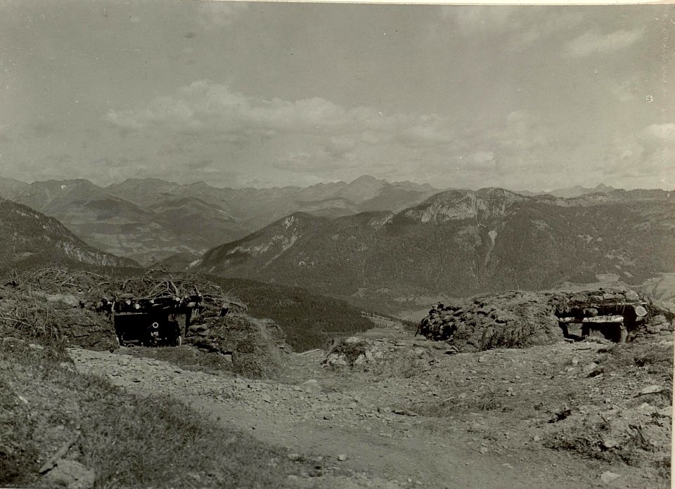 Zwei 8 cm Geschütze in Stellung, Batterie 2-40. Standpunkt, Mauthner Alpe. Aufgenommen, am 23.September 1915. (BildID 15462358)