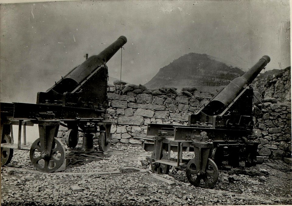 Zwei eroberter italienische 15 cm Kanonen am Campomolon. Aufgenommen am 24. Mai 1916. (BildID 15534238)