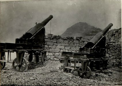 Zwei eroberter italienische 15 cm Kanonen am Campomolon. Aufgenommen am 24. Mai 1916. (BildID 15534238)