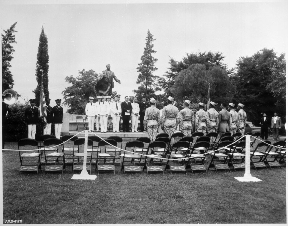 Address of welcome to (Army Air Corps) cadets in front of Booker T. Washington Monument on the grounds of Tuskegee Inst - NARA - 531132 photo