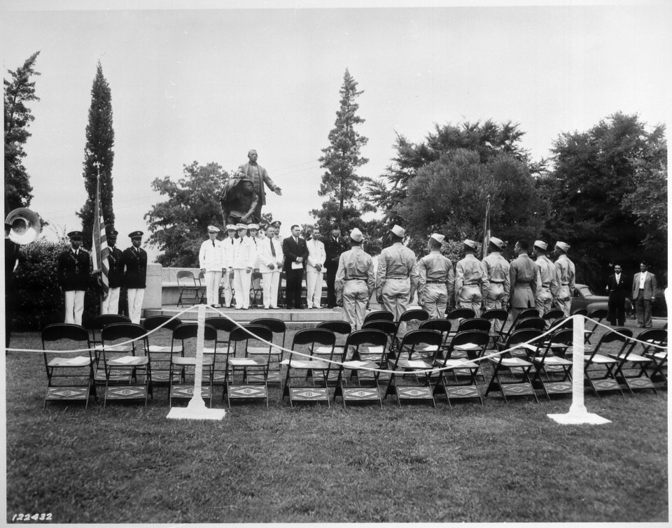 Address of welcome to (Army Air Corps) cadets in front of Booker T. Washington Monument on the grounds of Tuskegee Inst - NARA - 531132