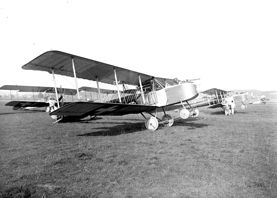 Zweisitziger Doppelrumpf-Doppeldecker Häfeli DH-1 des Schweizer Flugzeugkonstrukteurs August Häfeli mit Maschinengewehr - CH-BAR - 3240089