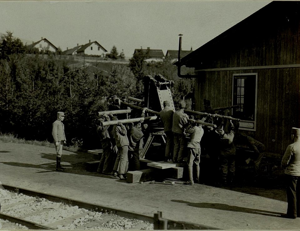 Zusammensetzen der Lfa.Kanone. (BildID 15481674)