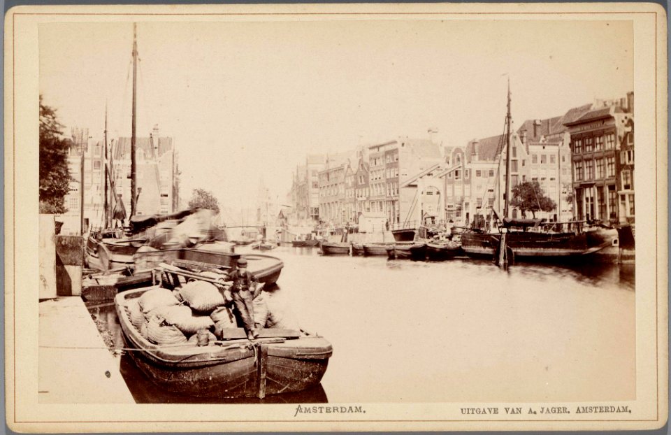 Zwanenburgwal gezien in noordelijke richting vanaf Brug 229 Rechts de Houtgracht later Waterlooplein en op de achterg 010005001588