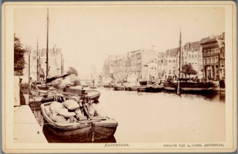 Zwanenburgwal gezien in noordelijke richting vanaf Brug 229 Rechts de Houtgracht later Waterlooplein en op de achterg 010005001588