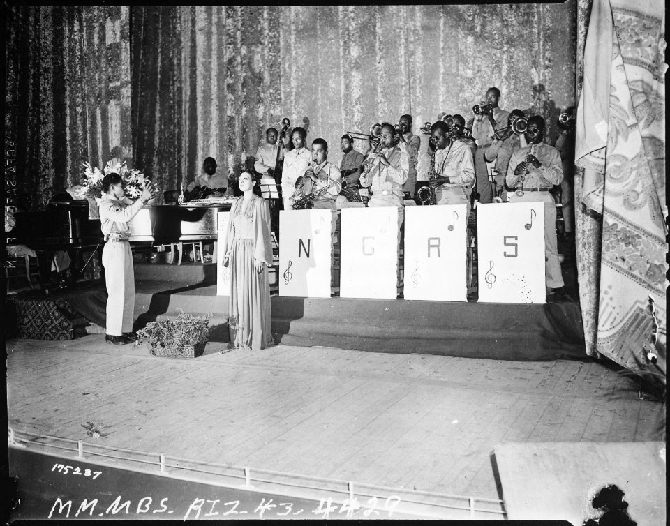 Miss Josephine Baker, popular stage performer, sings the National Anthem as the finale to the show held in the Municipa - NARA - 531160