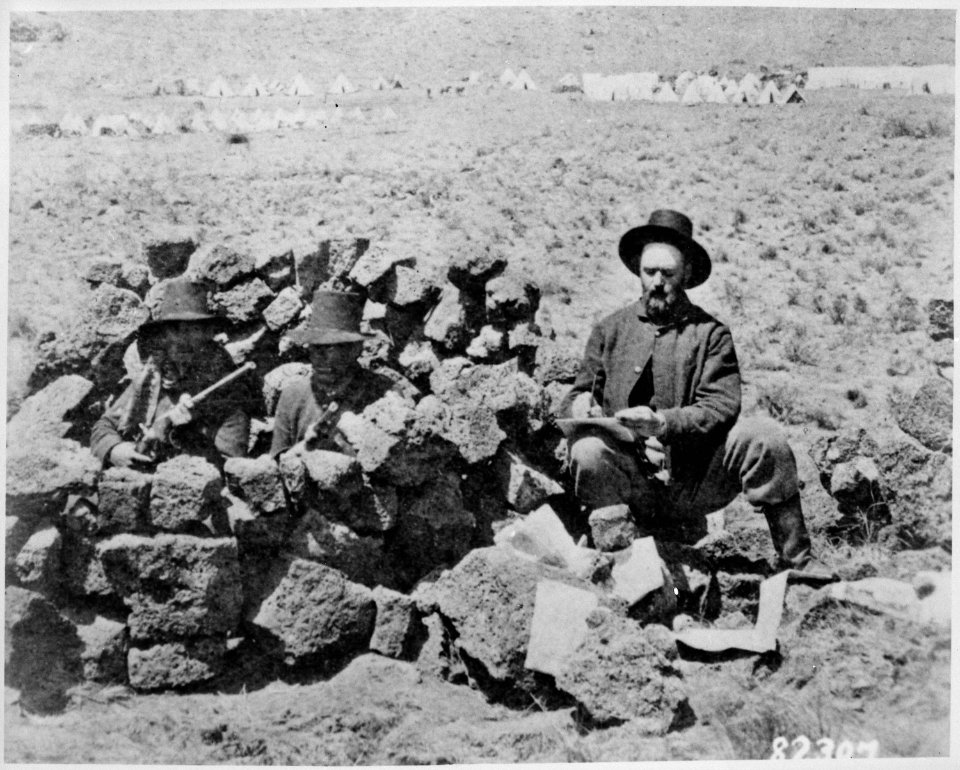 McKay, the San Francisco Bulletin correspondent taking notes on the battlefield near Gen. Gillem's camp. At the left ar - NARA - 530796
