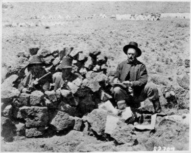 McKay, the San Francisco Bulletin correspondent taking notes on the battlefield near Gen. Gillem's camp. At the left ar - NARA - 530796