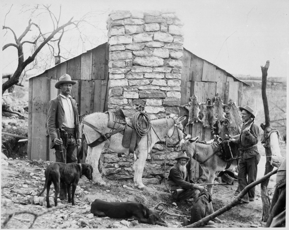 Trappers and hunters in the Four Peaks country on Brown's Basin (Ariz. Terr.). Two Crab Tree boys, their father and the - NARA - 531560