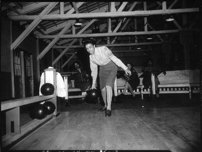 The Bowling Alleys at Fort McClellan, Alabama, are well patronized by members of WAC Det ^2 in their off-duty hours. M- - NARA - 531173