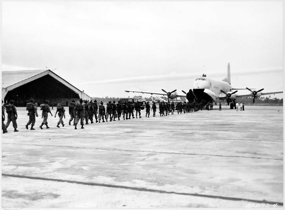 315th AIR DIVISION, FAR EAST-One hundred paratroopers of the Indian Paratroop Battalion board a U.S. Air Force C-124 - NARA - 542320