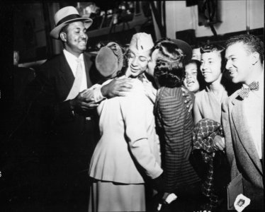 1st Lieutenant. Alvin Anderson, one of the many repatriated Prisoners of War to return home aboard the USNS Marine... - NARA - 531433