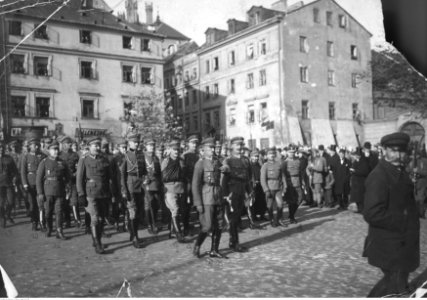 Adam Dulęba - Grupa polskich wojskowych na rynku w niezidentyfikowanym miasteczku (22-238)