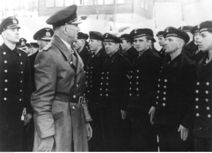 Admirał Otto Ciliax podczas przeglądu jednostki Kriegsmarine (2-466)